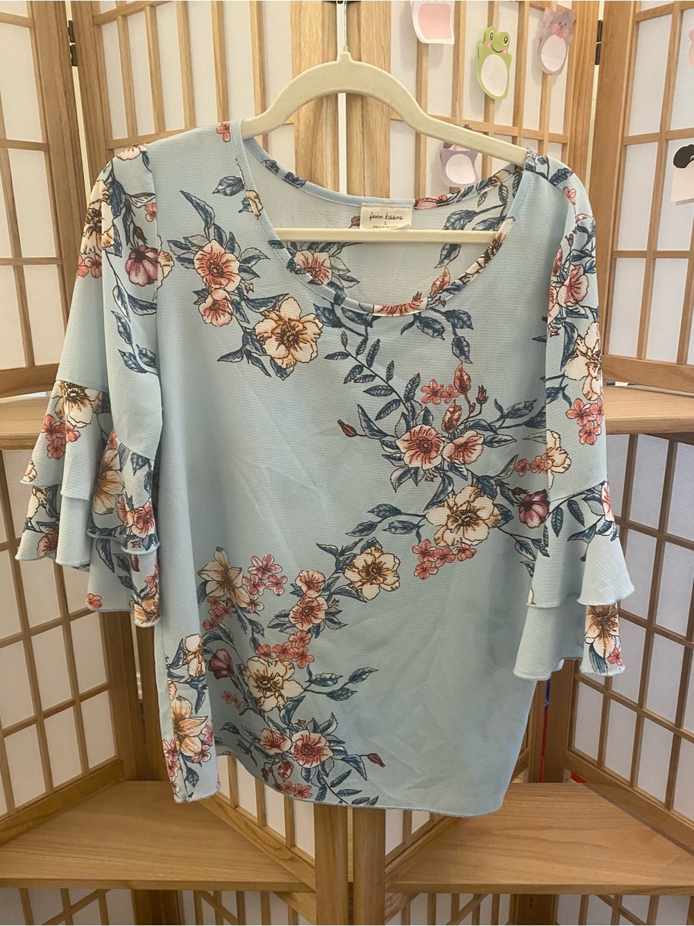 Free Kisses Floral Blouse Large Light Blue Ruffle Bell Sleeve Top